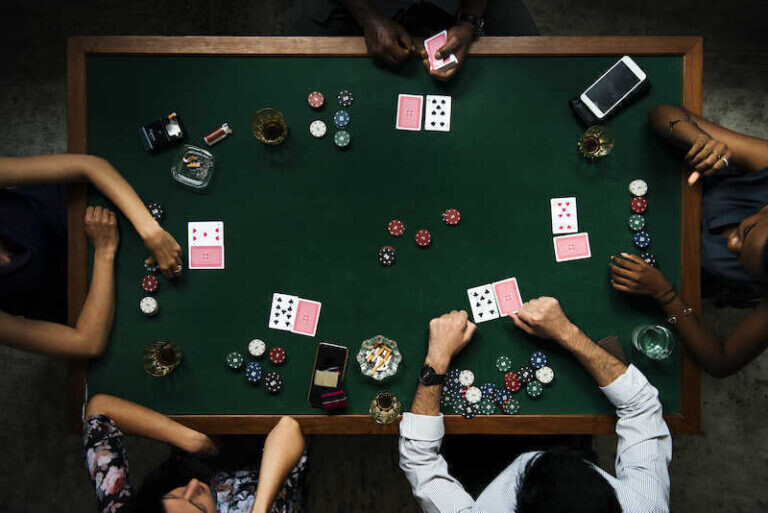 Fold trong poker là hành động bỏ bài của game thủ