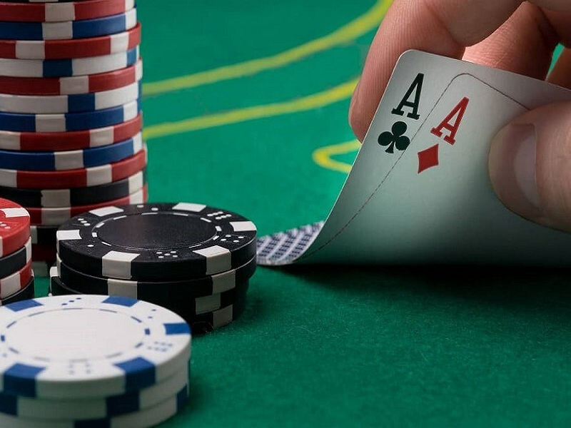 Người chơi nên tập trung cao độ cho các thẻ trên bàn chơi poker